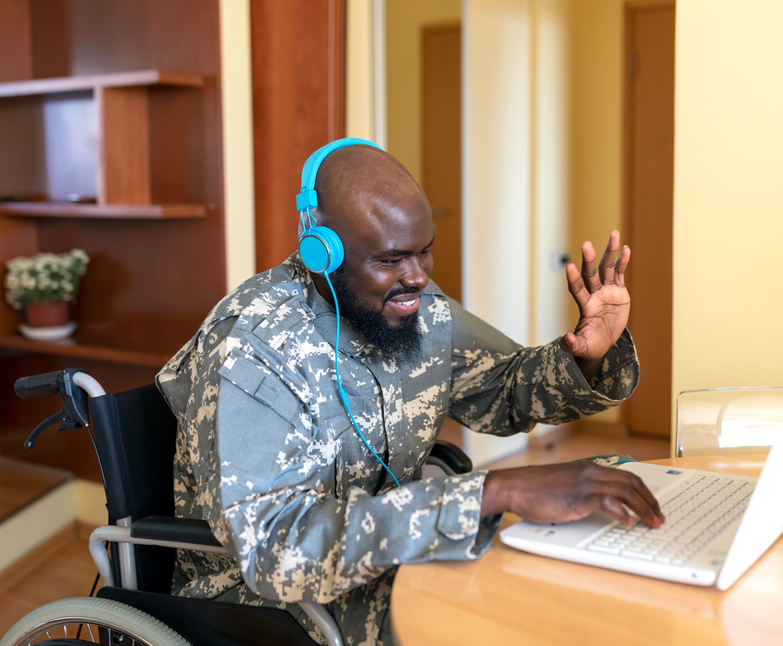 Veteran on computer